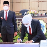 Gubernur Khofifah saat menandatangani berita acara serah terima jabatan Bupati dan Wakil Bupati Lamongan.