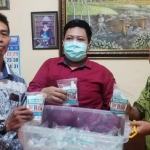 Pengacara Hadi Mulyo Utomo (tengah) menyerahkan 74 paket bantuan alat pelindung diri (APD) kepada warga Pakis Gunung, Kecamatan Sawahan, Kota Surabaya. foto: DIDI ROSADI/ BANGSAONLINE