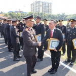 Kasubdit II Ditresnarkoba Polda Jatim AKBP Mirza Maulana, saat menerima penghargaan dari Kapolda Jatim