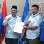 Ketua DPD Demokrat Jatim Renville Antonio (dua dari kanan) menyerahkan rekom B.1-KWK kepada Fandi Akhmad Yani, didampingi Ketua DPC Demokrat Gresik Eddy Santoso. foto: ist.