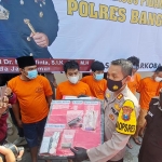 Kapolres Bangkalan AKBP Didik Haryanto menunjukkan barang bukti tembakau gorila.
