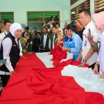 Gubernur Khofifah saat melihat kain merah dan putih yang akan dijahit di SMKN 8 Surabaya.