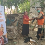 Penyerahan bantuan ternak ayam Program Ramah Lansia Rumah Zakat Pamekasan di Dusun Tacempah, Desa Plakpak, Kecamatan Pegantenan, Kabupaten Pamekasan.