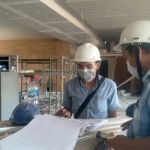 Para pekerja  proyek  gedung GPP di Kompleks Perkantoran Raci sedang bekerja.