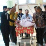 Bupati Ponorogo Ipong mendapat perawatan di IGD RSUD dr Herdjono sebelum dibawa ke Surabaya untuk dilakukan perawatan.
