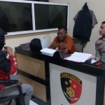 Pelaku saat diamankan dan tengah diperiksa anggota Polsek Taman
