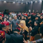 Gubernur Khofifah didampingi Kadindik Jatim, Aires Agung Paewai memberikan apresiasi peserta Final Lomba Paduan Suara SMA/SMK Tingkat Jatim Tahun 2025. (Ist)