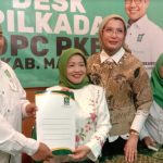 Lathifah Shohib didamping Arzeti Bilbina saat mendaftar calon Bupati Malang lewat PKB.