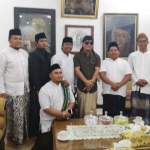 Gus Miftah foto bersama para ustadz di Pesantren Tebuireng Jombang Jawa Timur, Jumat (30/8/2019). foto: dokumentasi Tebuireng Online.