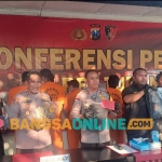 Polres Tuban saat rilis kasus yang melibatkan 8 pelaku yang diamankan dalam Operasi Pekat 2025. Foto: Achmad Choirudin/BANGSAONLINE