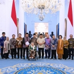 Para tokoh nasional yang tergabung dalam Gerakan Nurani Bangsa foto bersama usai bertemu Presiden Prabowo Subianto di Istana Merdeka Jakarta, Kamis (11/9/2025) malam. Foto: Setpres RI