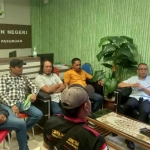 Kasi Intel Kejari Kabupaten Pasuruan saat menerima kunjungan Ormas Gaib.