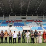 Bupati Malang, Sanusi (enam dari kiri), bersama pihak terkait saat foto di Stadion Kanjuruhan usai direnovasi. (Ist)