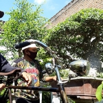 Budiono (kiri) dengan sepeda tuanya dan bonsai pohon lo seharga Rp 12 juta. (foto: MUJI H/ BANGSAONLINE)