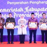 Gubernur Jatim, Khofifah Indar Parawansa (tengah) saat menghadiri acara Halal Industry Festival 2025. (Ist)