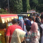 Ratusan masyarakat menyerbu makan gratis di Pendopo Trenggalek. foto: HERMAN S/ BANGSAONLINE