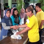 ANTRE: Pembagian bingkisan lebaran yang digelar PT Megasurya Mas di Balai Desa Tambak Sawah Kecamatan Waru, Senin (3/6). foto: ist