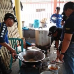 Tim Tagana menyiapkan makanan untuk korban banjir di Sutojayan.