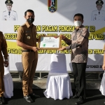 Occupational Health and Safety SBI Pabrik Tuban, M. Chairul Huda menerima penghargaan Zero Accident dari perwakilan Pemprov Jatim.