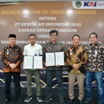  VP Daop 7 Madiun menunjukkan MoU bersama Bank Jatim.