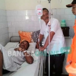 Korban Sudarmanto berada di ruang perawatan RSUD Ngudi Waloya. foto: AKINA/ BANGSAONLINE