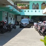 Mobil yang ditumpangi penyidik KPK terparkir di halaman salah satu kantor OPD yang digeledah.