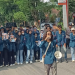 Korlap aksi demo mahasiswa Unibraw saat melakukan orasi di depan Kantor DPRD Kota Kediri.