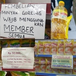 Penampakan minyak goreng bersyarat yang ada di Surabaya.