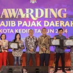 Sekdakot Kediri, Bagus Alit (nomor 5 dari kiri), bersama penerima Satya Nirmala Awarding Wajib Pajak Daerah Kota Kediri 2024. Foto: Ist