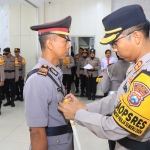 Kapolres Ngawi saat melakukan pelantikan Kapolsek Kedunggalar.