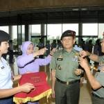 TANDA PANGKAT – Panglima TNI Jendral Dr Moeldoko kala menyematkan tanda pangkat pada salah Perwira Tinggi (Pati) yang mendapatkan kenaikan pangkat, di Mabes TNI Cilangkap, Jakarta Timur, Selasa (16/9/2014). foto Puspen TNI untuk BangsaOnline