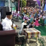 Dr KH Asep Saifuddin Chalim, MA saat menyampaikan taushiyah dalam acara Mengawal dan Mengamankan Kebijakan Khofifah-Emil di Kutisari Utara III Surabaya, Ahad malam(26/8/2018). foto: istimewa