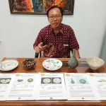 Edy saat menunjukkan keramik-keramik peninggalan Dinasti Ming yang dilengkapi dengan sertifikatnya masing-masing (foto diambil sebelum masa pandemi). foto: ist.