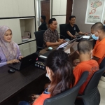 Penyidik Satresnarkoba saat memeriksa para tersangka. Foto: Ist.