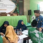 Kepala Kemenag Lamongan, Mukhlisin Mufa didampingi Kasi Bimas Imam Hambali melihat proses evaluasi penyuluh agama.