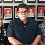 Kasatreskrim Polres Gresik AKP Arya Widjaya (tengah) saat memberikan keterangan pers. Foto: Ist.