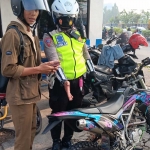 Satlantas Polrestabes Surabaya saat mengamankan salah satu pengendara motor yang menggunakan knalpot brong. Foto: Dok. Satlantas Polrestabes Surabaya.