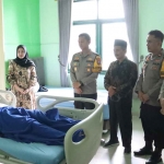 Kapolres Mojokerto Kota saat mengunjungi anggotanya yang terbaring di RS Sakinah.