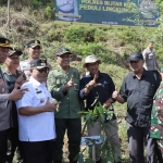 Penanaman pohon di Sungai Bladak, Kecamatan Nglegok, areal Gunung Kelud, Kabupaten Blitar. 