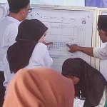 Suasana penghitungan suara hasil pemilu 2024 di TPS 08 Dusun Srembi, Desa Kembangan, Kecamatan Kebomas. Foto: SYUHUD/ BANGSAONLINE