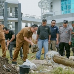 Wakil Bupati Gresik saat menanam pohon di areal Islamic Center Balongpanggang. Foto: Ist