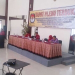 Kegiatan rapat pleno KPU Kabupaten Mojokerto. foto: Soffan/ BANGSAONLINE