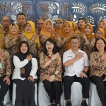 Ketua Tim Penggerak PKK Kabupaten Kediri Eriani Annisa Hanindhito (duduk, tiga dari kiri) bersama pengurus lainnya. Foto: Ist. 