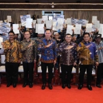 Penyerahan sertifikat hak milik di Kantor Kementerian Transmigrasi, Jakarta.