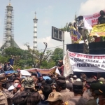 Ribuan petani tambak Lamongan saat demo protes Permentan di Kantor Pemkab dan DPRD.