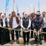 Gubernur Jawa Timur Khofifah Indar Parawansa memberangkatkan 3.000 peserta Program Mudik-Balik Gratis Angkutan Lebaran Tahun 2026 moda transportasi Kapal Laut dari Pelabuhan Jangkar, Situbondo, Minggu (15/3/2026).