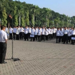 Sekda Gresik Kng. Djoko Sulistiohadi saat berikan pengarahan ASN yang terjaring tim disiplin. foto: syuhud/ bangsaonline