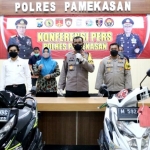 Kapolres Pamekasan AKBP Roqib Triyanto saat menggelar konferensi pers kasus tindak pidana pencurian dengan pemberatan.
