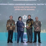 Ketua DPRD Kota Probolinggo, Abdul Mujib, saat menerima penghargaan dari Menteri Lingkungan Hidup dan Kehutanan, Siti Nurbaya Bakar.
