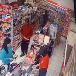 Rekaman CCTV yang memperlihatkan pencuri dalam sebuah minimarket di Sidoarjo.